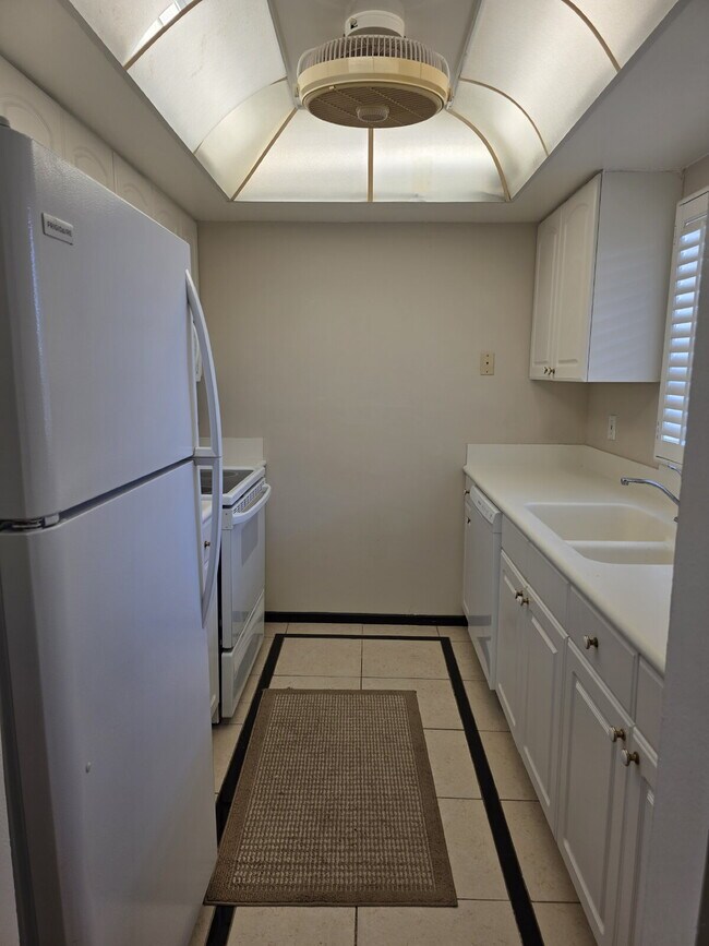 Building Photo - Condo For Rent in Tarpon Point
