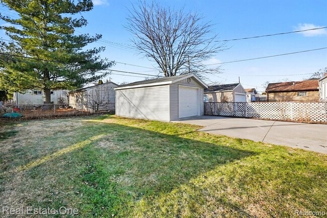 Building Photo - 421 W Kalama Ave