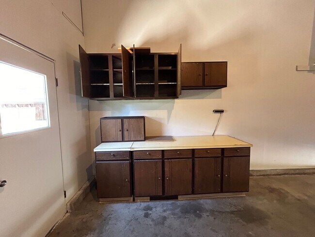 Building Photo - 5 Bed 2 Bath Home with 2 Car Attached Gara...