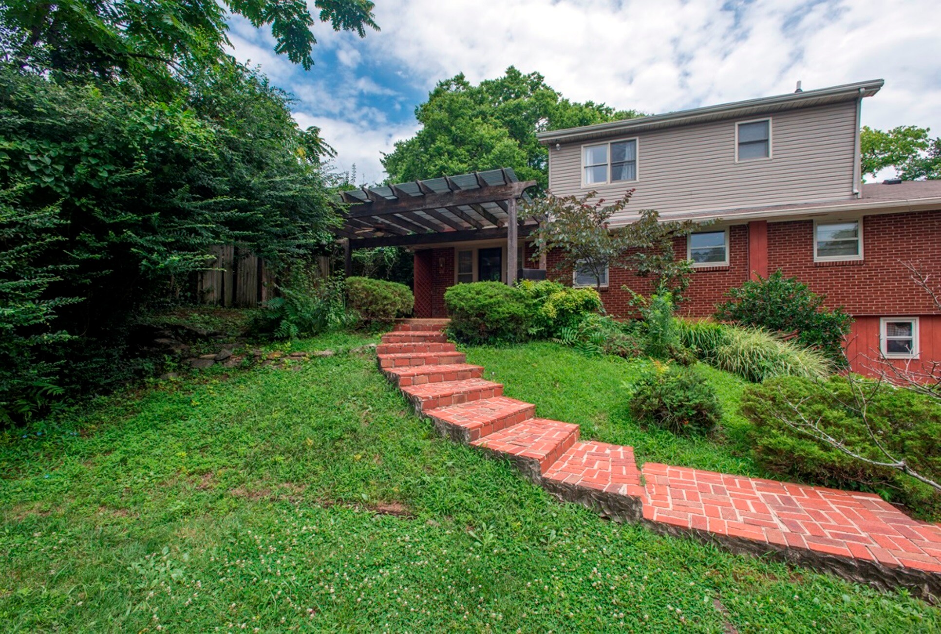 Building Photo - 1803 Ashwood Ave