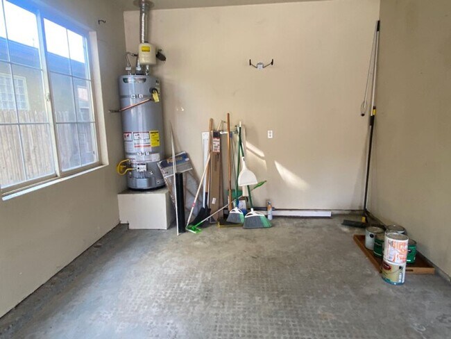 Building Photo - EXCEPTIONAL 4 BEDROOMS, 3 BATH, 3 CAR GARA...