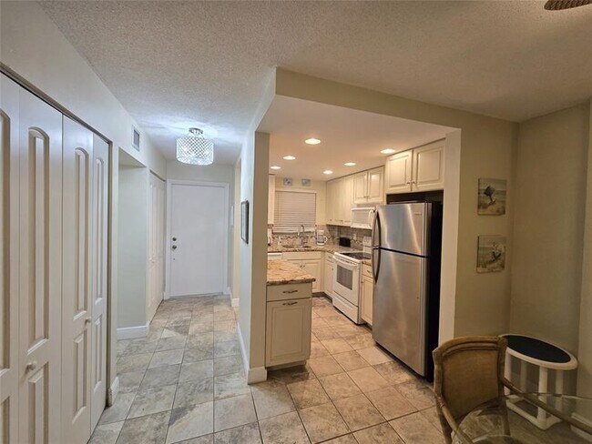 Building Photo - 1161 Hillsboro Mile