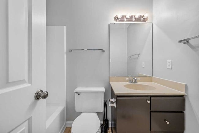 Building Photo - Convenient location