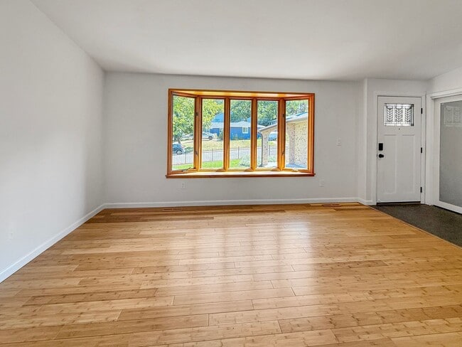 Building Photo - $0 DEPOSIT OPTION. CHARMING 4BED/2.5BATH I...
