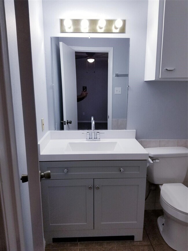 Building Photo - 8631 Valley Ledge Dr