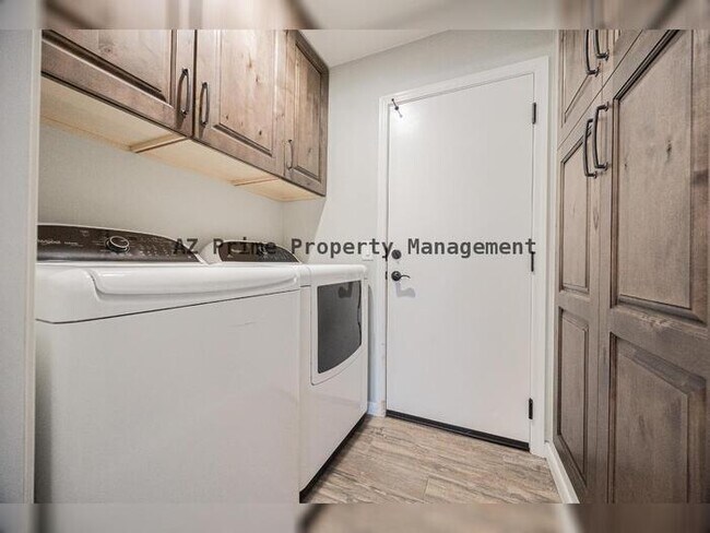 Building Photo - 1633 E Beautiful Ln