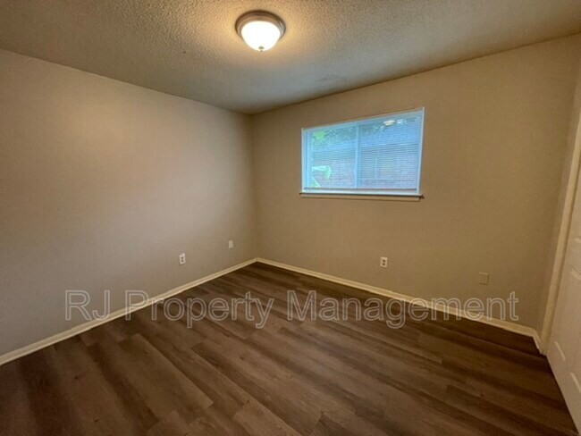 Building Photo - 3479 Powell Ave