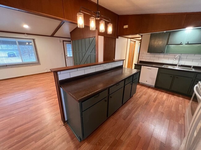 Building Photo - $2,300 | 5 Bedroom, 2 Bathroom HOUSE | Pet...