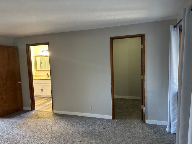 Building Photo - Updated 3 bedroom 1.5 bath house in Eugene!