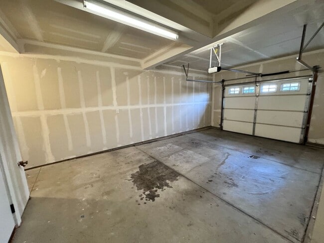 Building Photo - Incredible Townhome