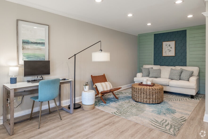 Business Center - Palm Isle Apartment Homes