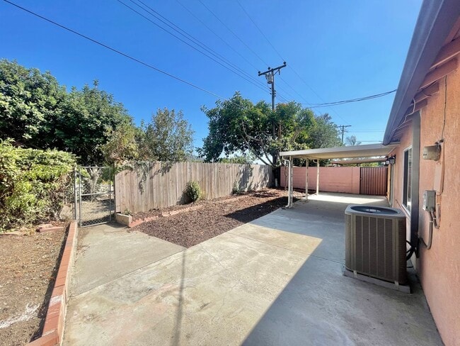 Building Photo - Spacious 3 Bed 2 Bath House w/ Central A/C...