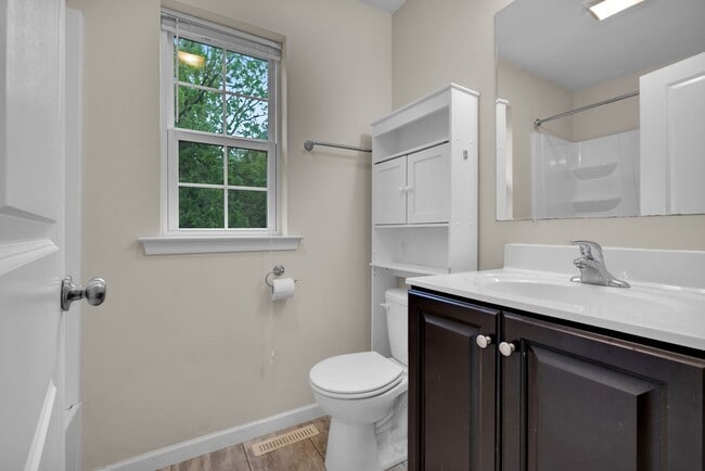 Building Photo - Modern 3-Bed Townhome on Quiet Cul-de-Sac ...