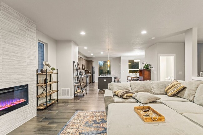 Building Photo - Available 4BR/4BATH Modern Home near Ash C...