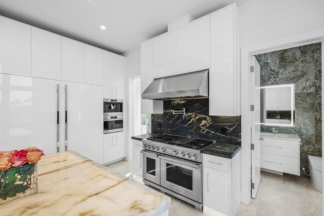 Building Photo - 2650 NE 48th Ct