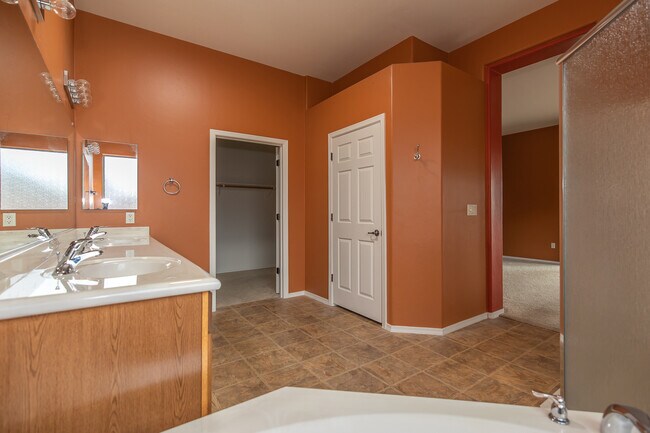 Building Photo - 1141 W Tenniel Dr