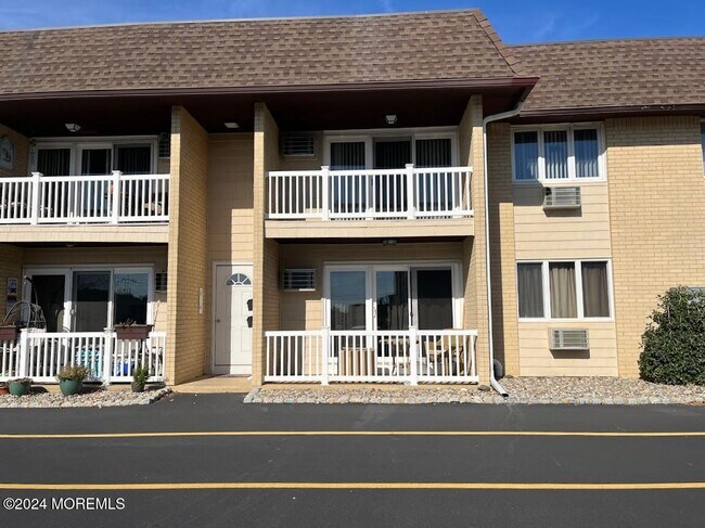 Building Photo - 1187 E Ocean Ave