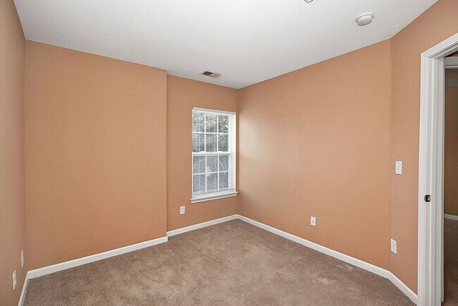 Building Photo - End Unit 3BD/2.5BA Townhome in Mill Creek!