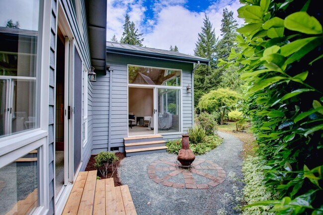 Building Photo - Lovely Clinton Home with Great Light and Pet Friendly!