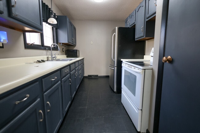 Building Photo - 55 Fairoaks Dr