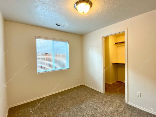 Building Photo - Central Oregon Living: Bright Home with Fi...
