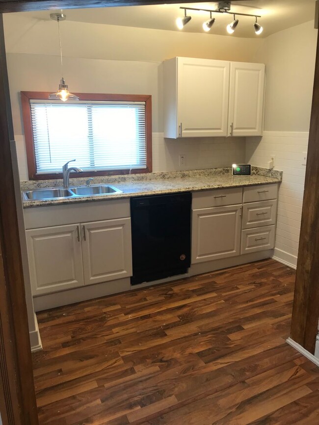 Building Photo - 7 bedroom House near Hamline