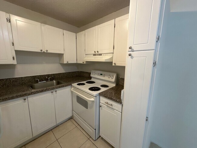 Building Photo - 7827 NW 39th Ct