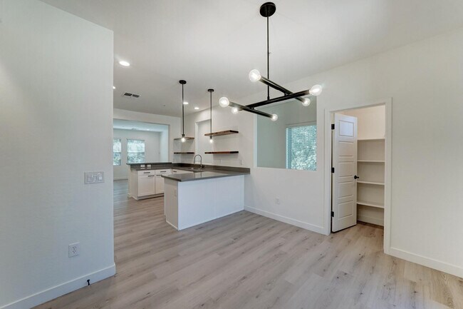 Building Photo - 5550 N 16th St