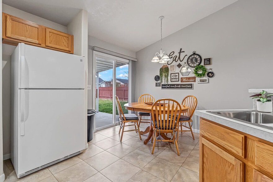 Building Photo - 727 W Clark Ave