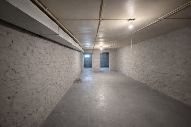 Building Photo - 3 Bedroom Home Across from Clifton Park | Central AC | Washer & Dryer