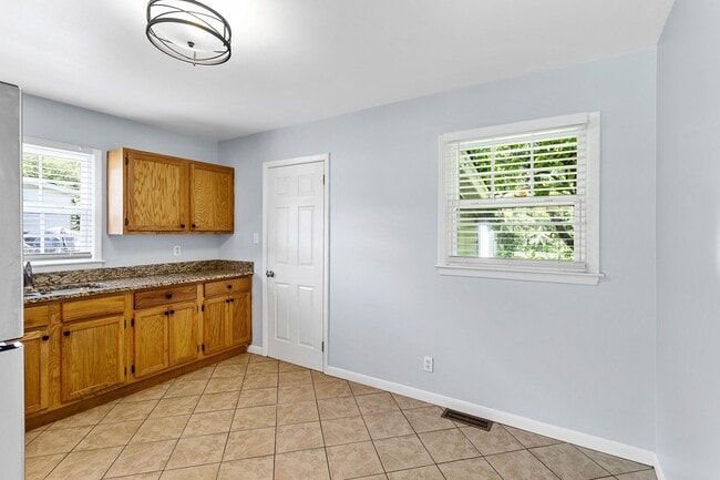 Building Photo - 4-Bed, 2-Bath Home with Fenced Yard in Win...