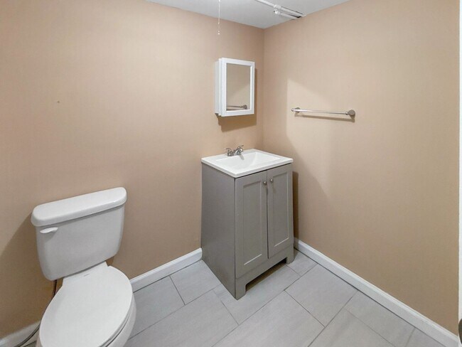 Building Photo - Beautifully Charming 3 Bedroom Home Available Now in Baltimore