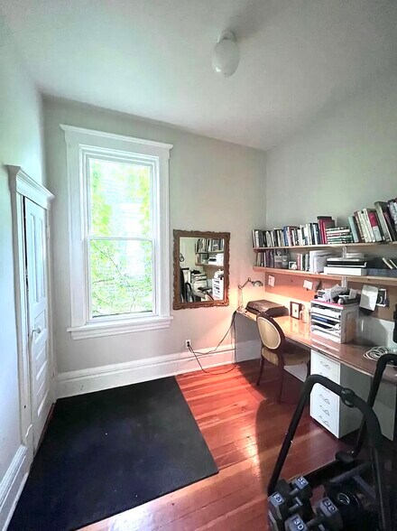 Building Photo - 1341 N Maplewood Ave