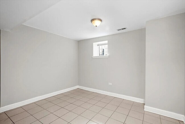 Building Photo - Charming 2BR Garden Unit in Bronzeville