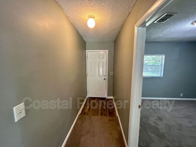 Building Photo - 2507 Lenna Ave