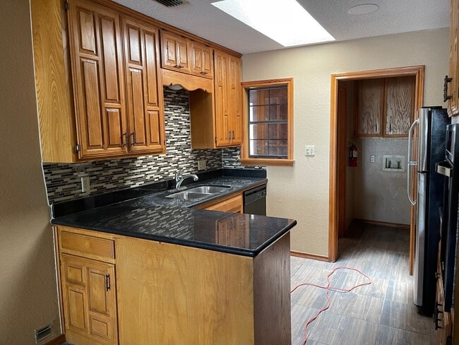 Building Photo - 1128 Redbud Ave