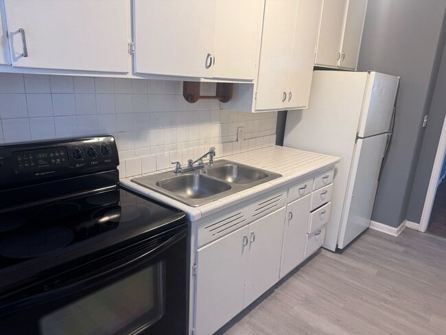 Building Photo - Adorable One Bedroom Home