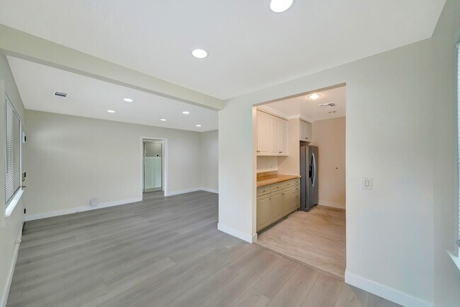 Building Photo - 10951 Whitegate Ave