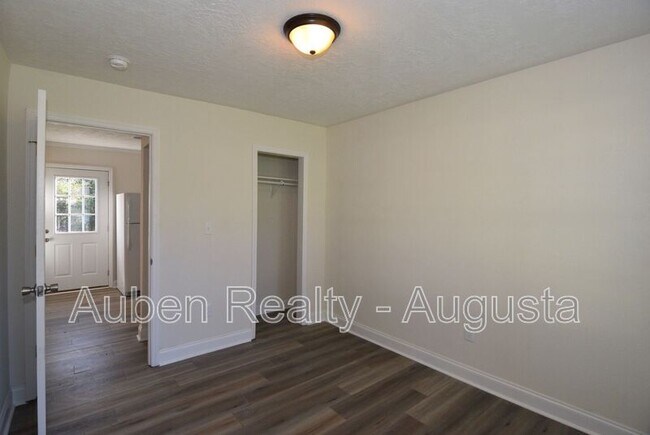 Building Photo - 1924 Roberson Rd