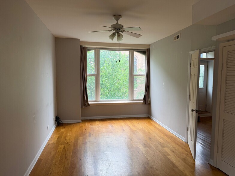 Building Photo - 1368 W Evergreen Ave