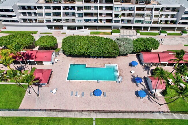 Building Photo - 2555 Collins Ave