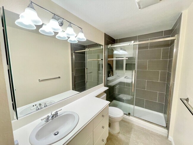Building Photo - 2BD/2BA Spacious Crocker Amazon Condo, Gat...