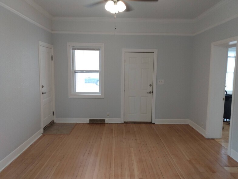 Dining/Family room (Front entry) - 122 E Main St