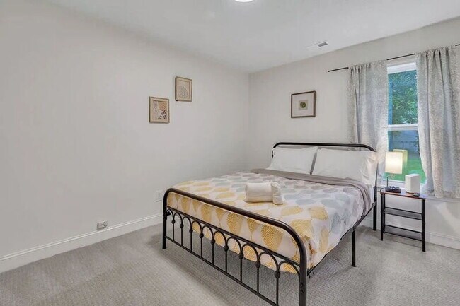 Building Photo - 302 Manden Rd