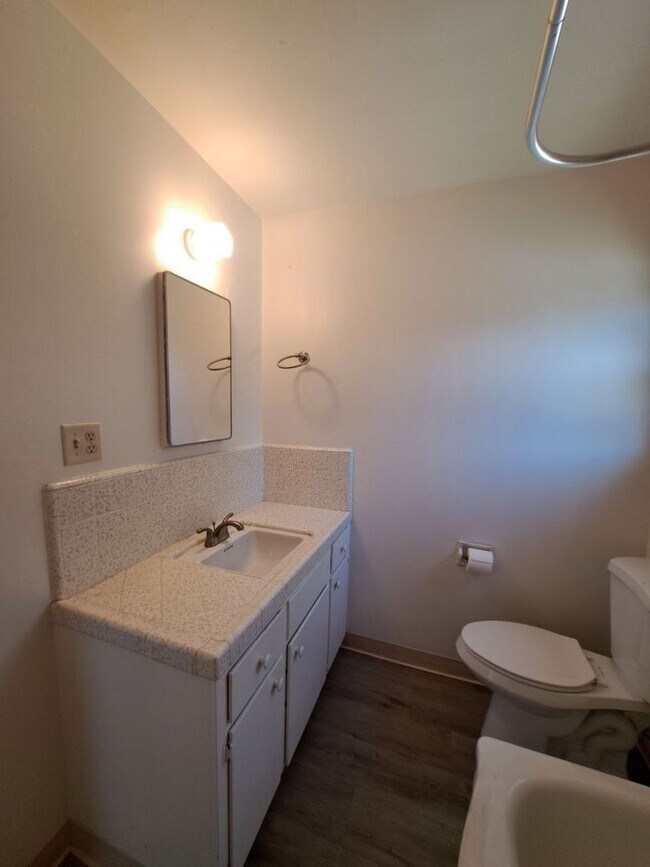 Building Photo - Amazing 3 Bedroom Home Near Cedar and Gett...