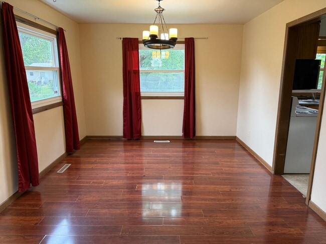 Building Photo - Spacious 5-Bedroom Home for Rent in Sioux ...