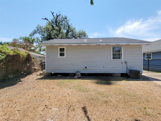 Building Photo - 5217 Hershe St