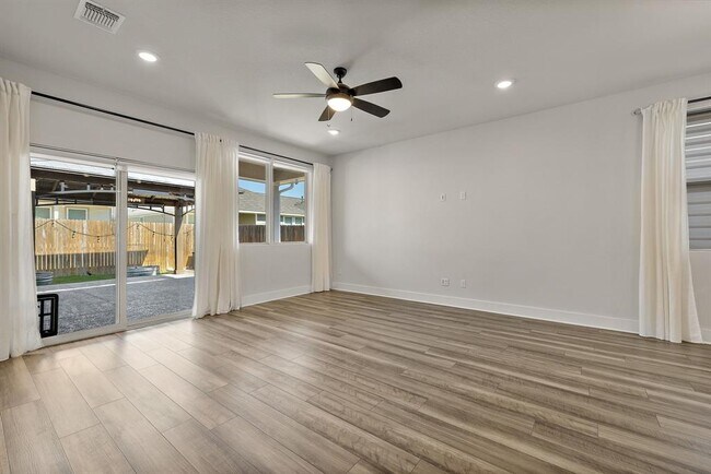 Building Photo - 113 Lyrebird Ln