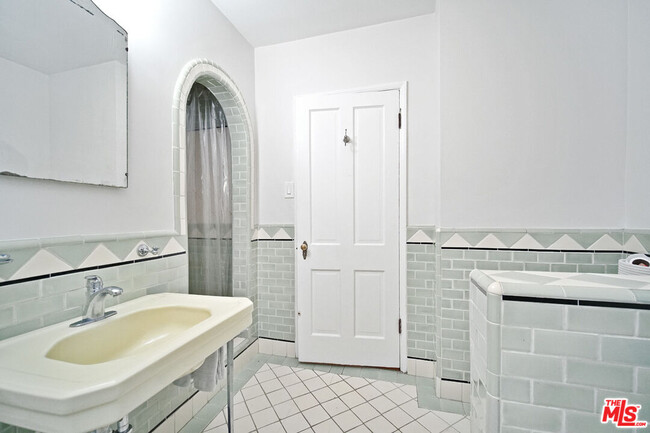 Building Photo - 1272 Ridgeley Dr