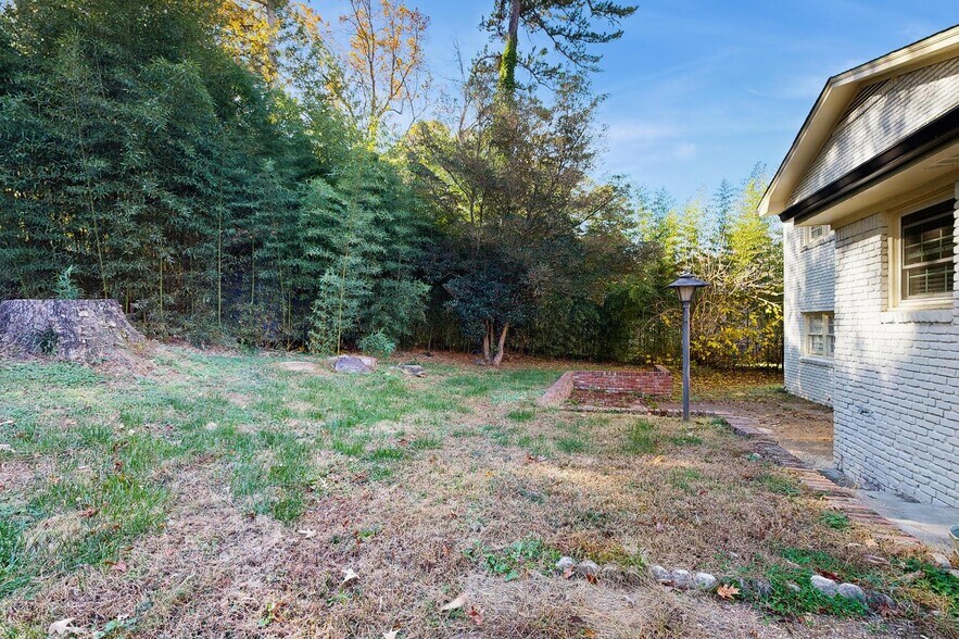 Building Photo - Bright, Spacious Stone Mountain Residence ...